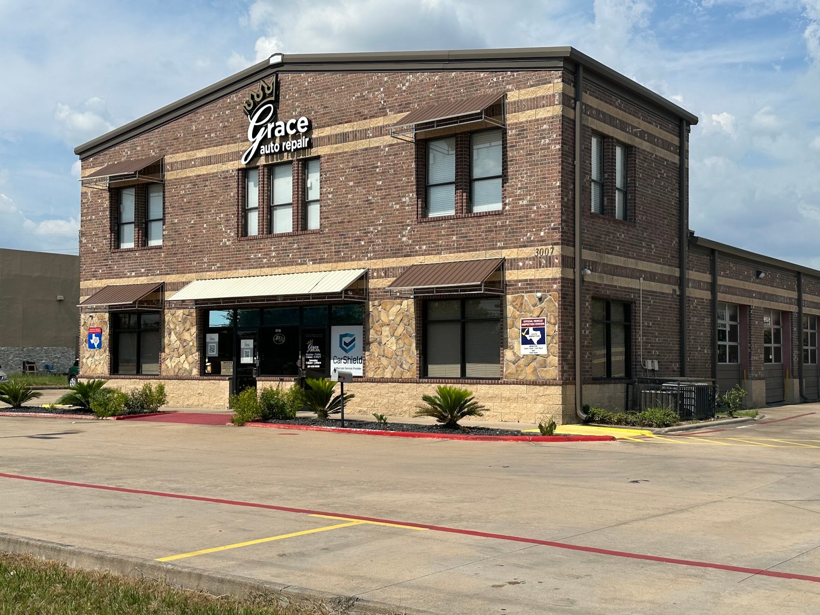 Auto Max repair shop building exterior in Missouri City, TX
